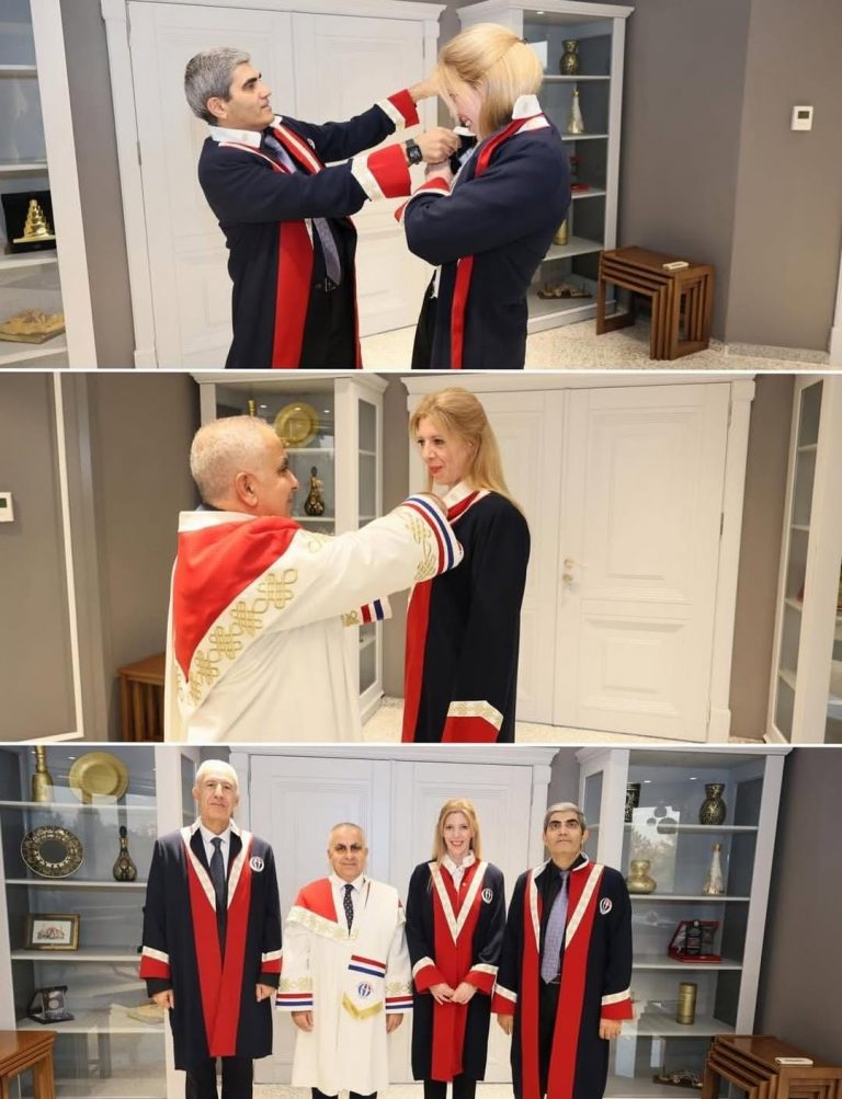 Gaziantep Üniversitesi Göç Enstitüsü bünyesinde akademik ünvanı yükselen Prof. Dr. Derya Silibolatlaz Baykara'nın profesörlük rozeti, Gaziantep Üniversitesi Rektörü Prof. Dr. Sait Mesut Doğan tarafından takdim edildi.